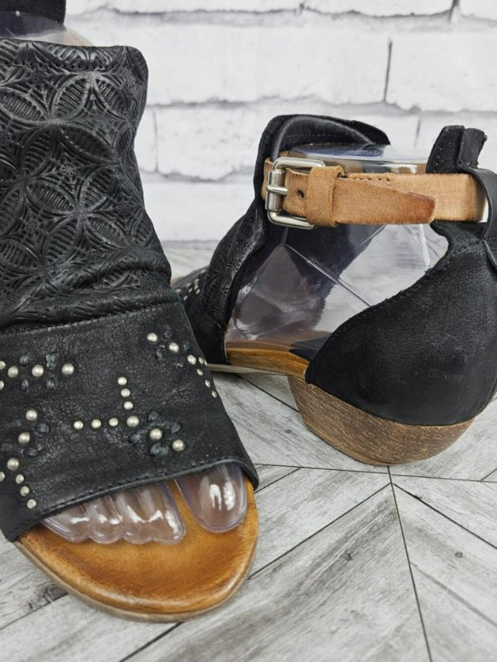 Miz Mooz New York City Black Studded Leather Sandals Womens 36 US 6 Shoes